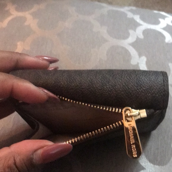 Michael Kors signature bifold wallet - Picture 5 of 17